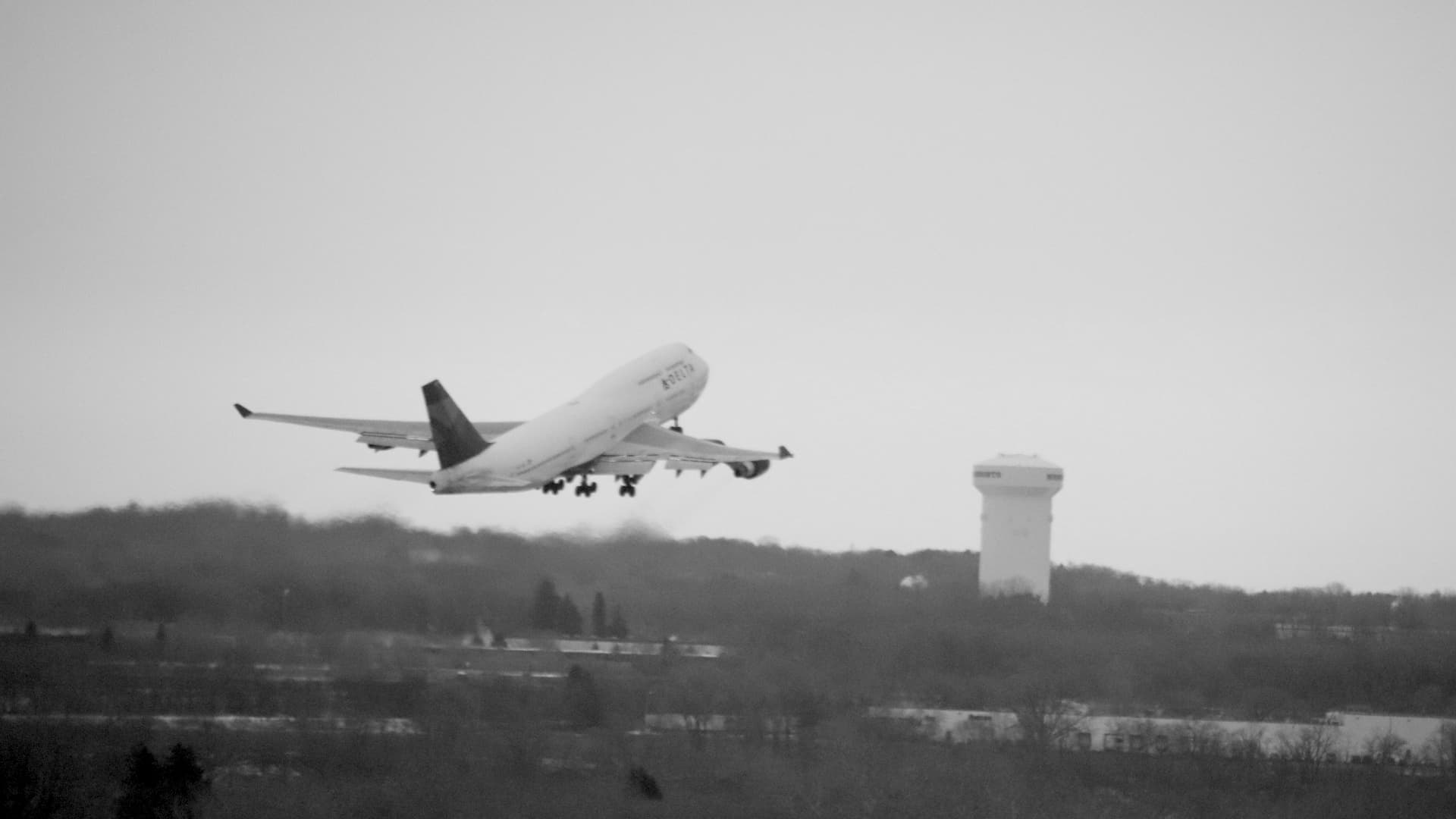 All Hail the Queen flyby of a Delta 747 Passenger Jet, MSP Airport, Minnesota